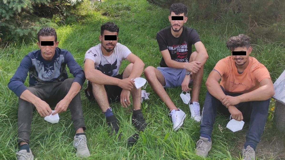 Mladý Maročan se myl v nádrži u D1. Policii dovedl k dalším migrantům